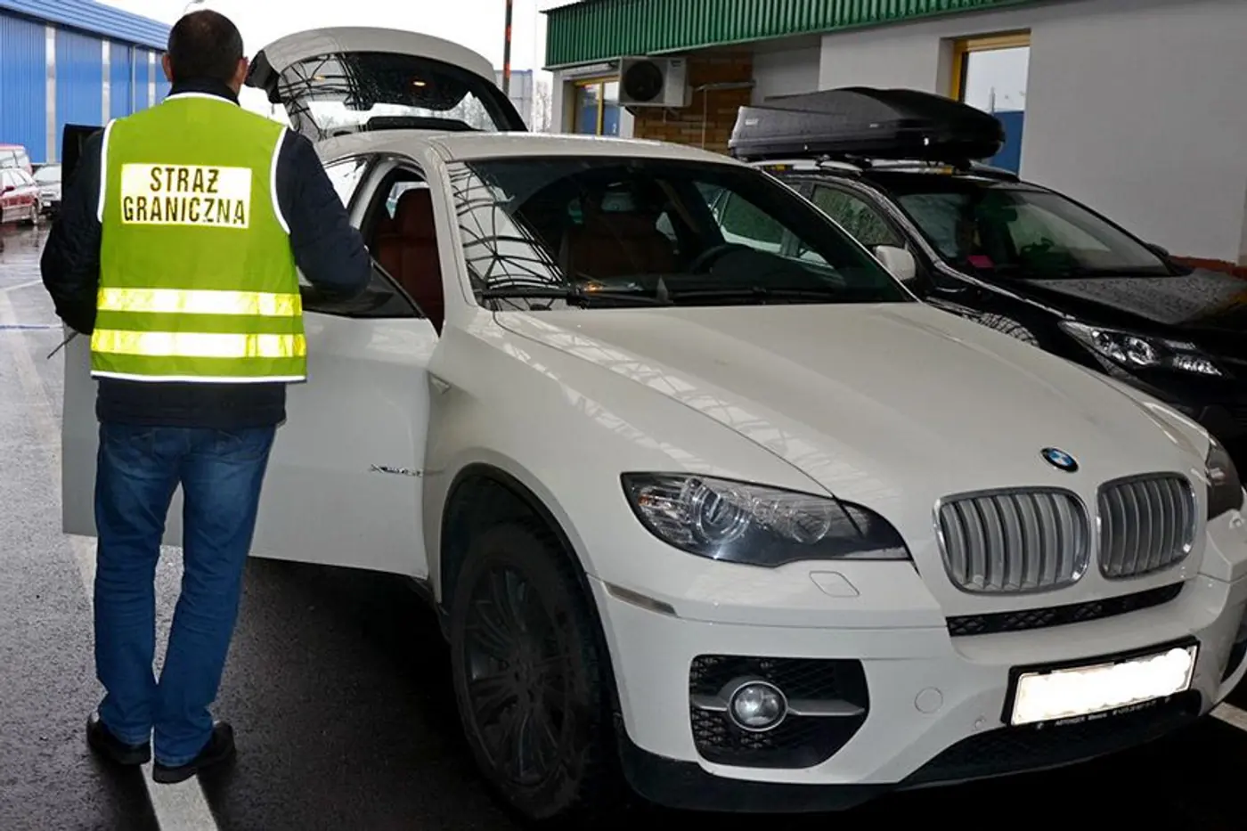 Польские пограничники задержали у белорусов BMW X6 стоимостью почти 34 тысячи долларов. Машина числится угнанной в России