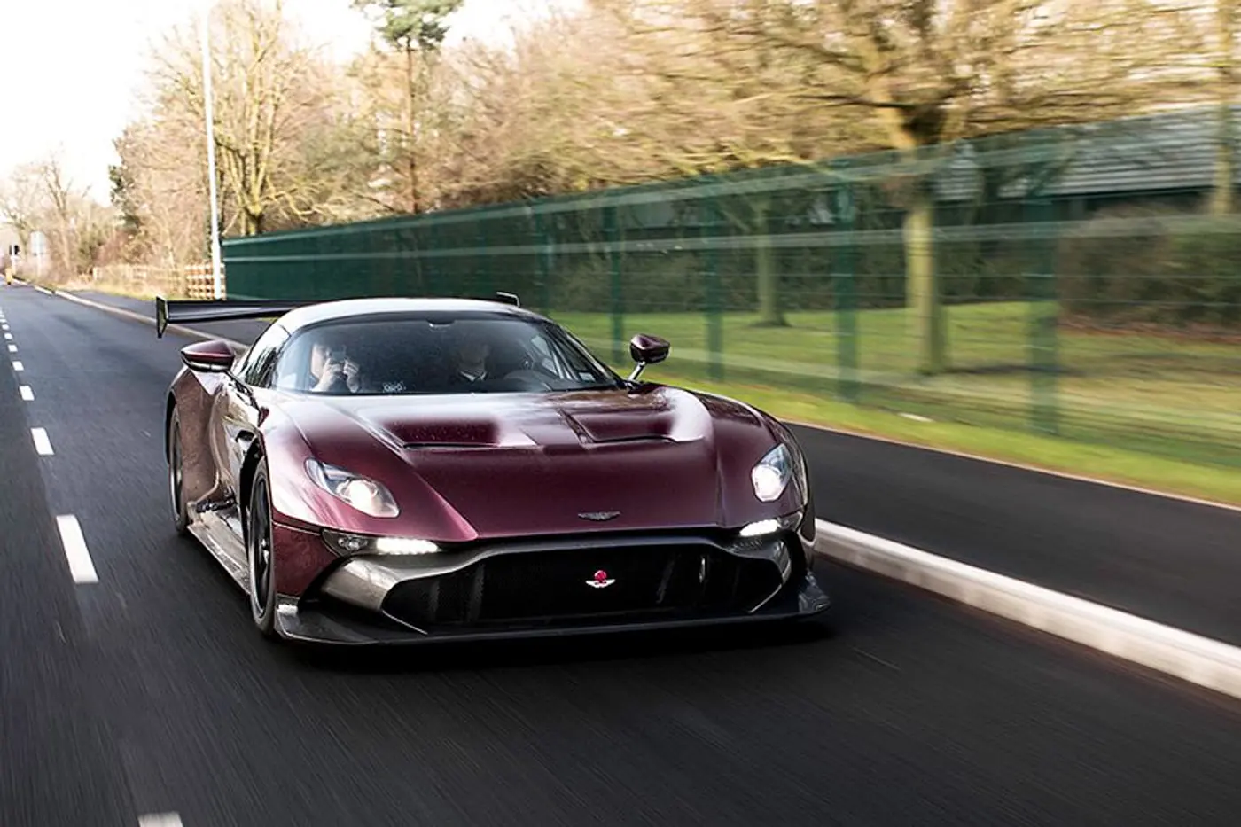 Больше ни у кого: единственный Aston Martin Vulcan для общих дорог сделали в Великобритании