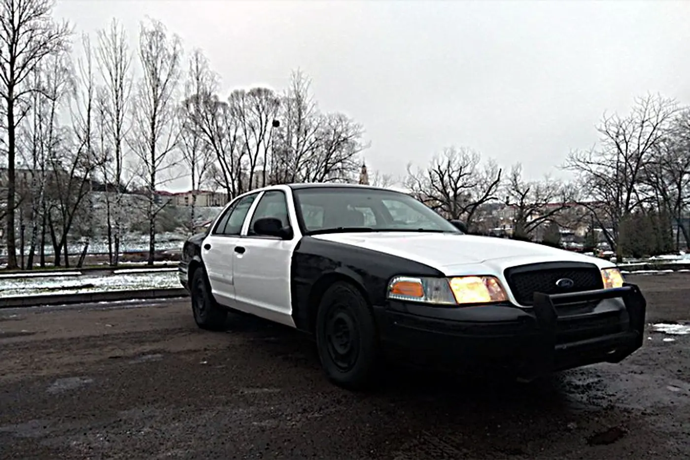 Как в американских боевиках: Ford Crown Victoria 2003 года продаётся с аукциона
