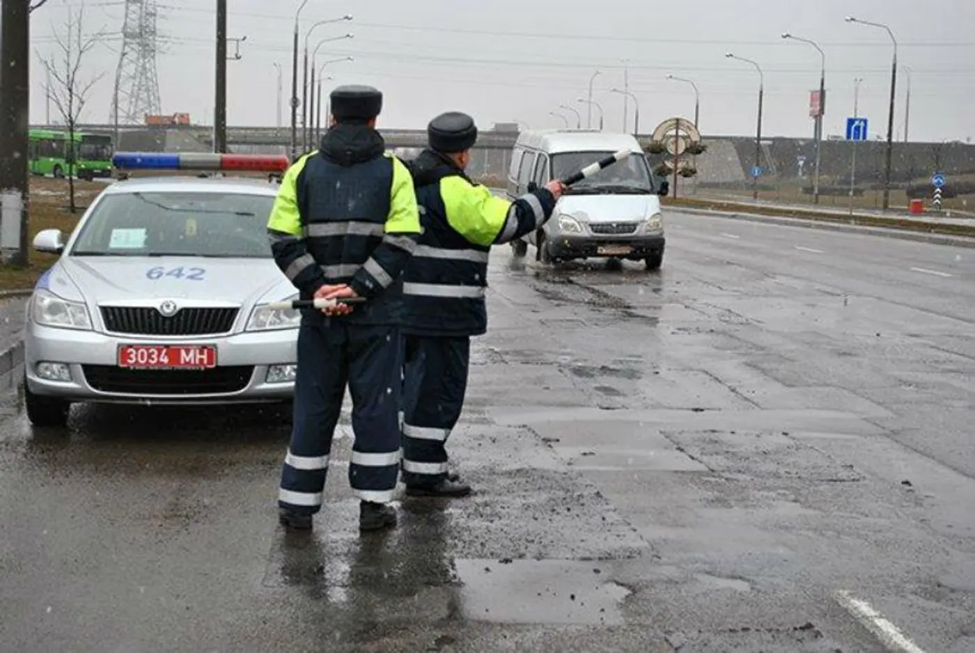 Сегодня вступили в силу изменения в КоАП: за не уплаченный вовремя штраф придется заплатить две базовые. Что еще изменилось для водителей?