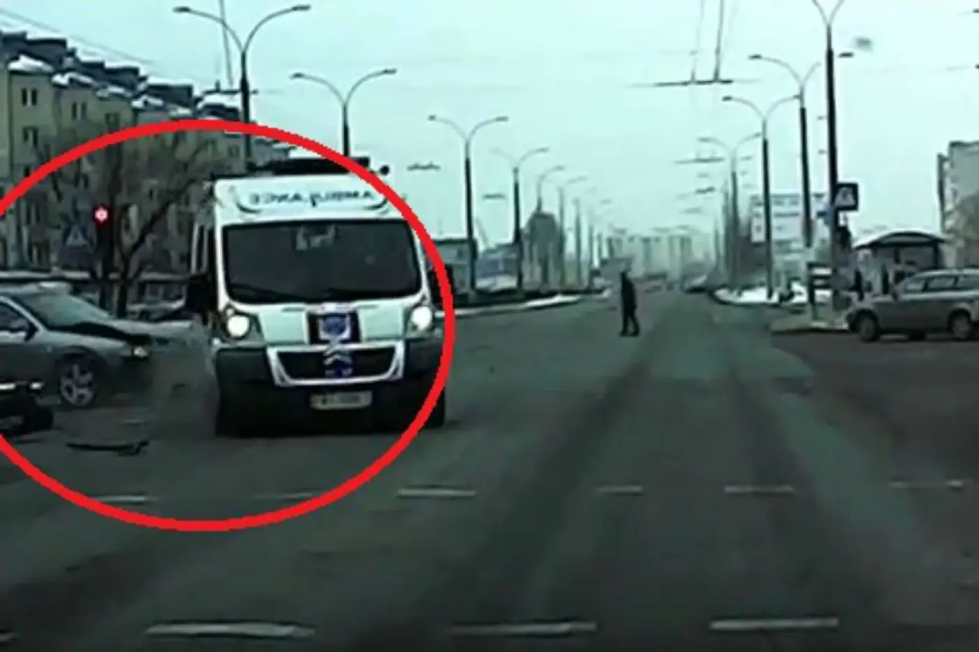 Видеофакт. В Бресте Audi врезался в машину скорой помощи