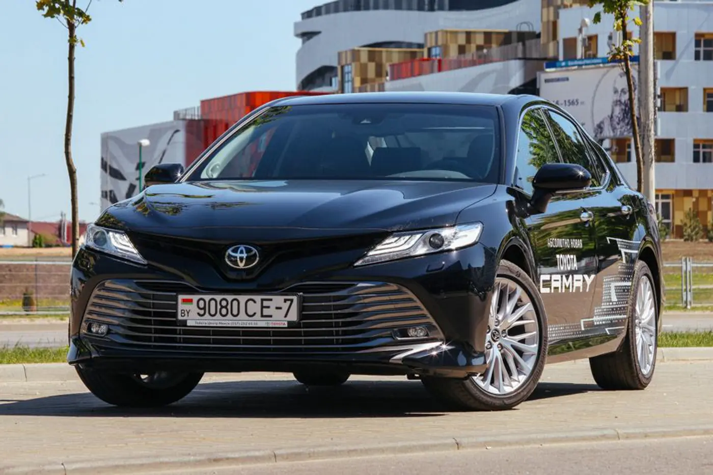 "НепроGeely": кайфуем от новой Toyota Camry