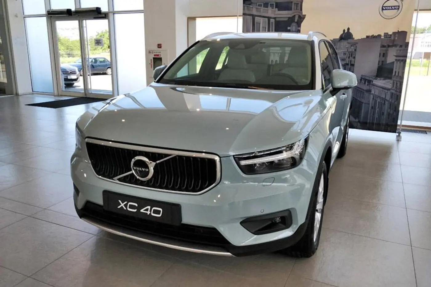 "Педестрианы" на контроле: в Минске представили "Автомобиль года 2018" Volvo XC40 и продемонстрировали передовые системы безопасности Volvo