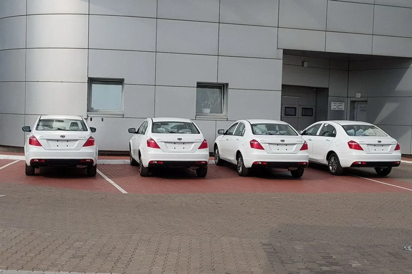 Прячут, но продают: "бюджетник" Geely Emgrand 7 продают дороже, чем обещали
