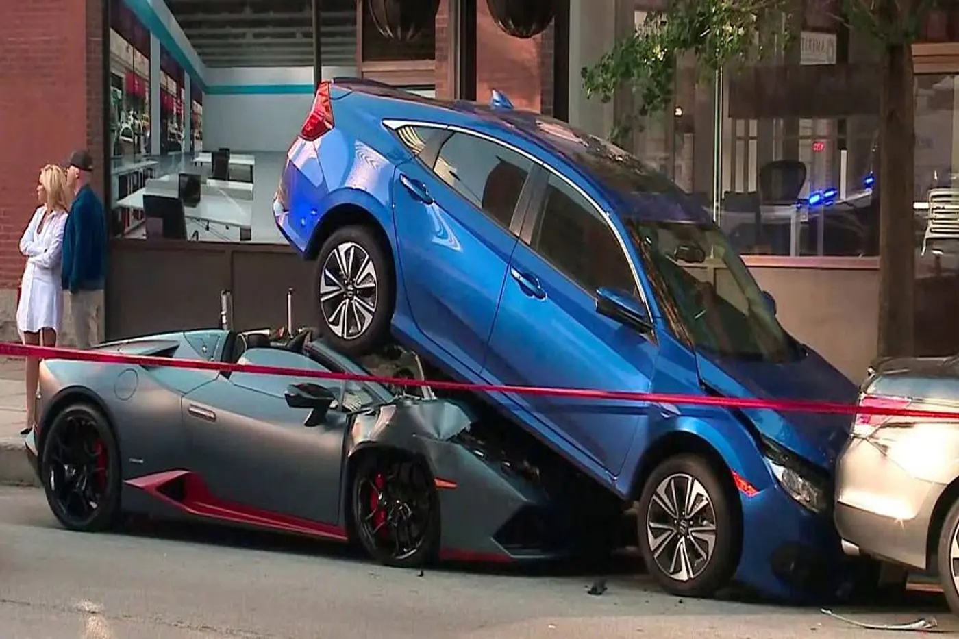 Как нож в масло. В США Lamborghini Huracan поднырнул под Honda Civic
