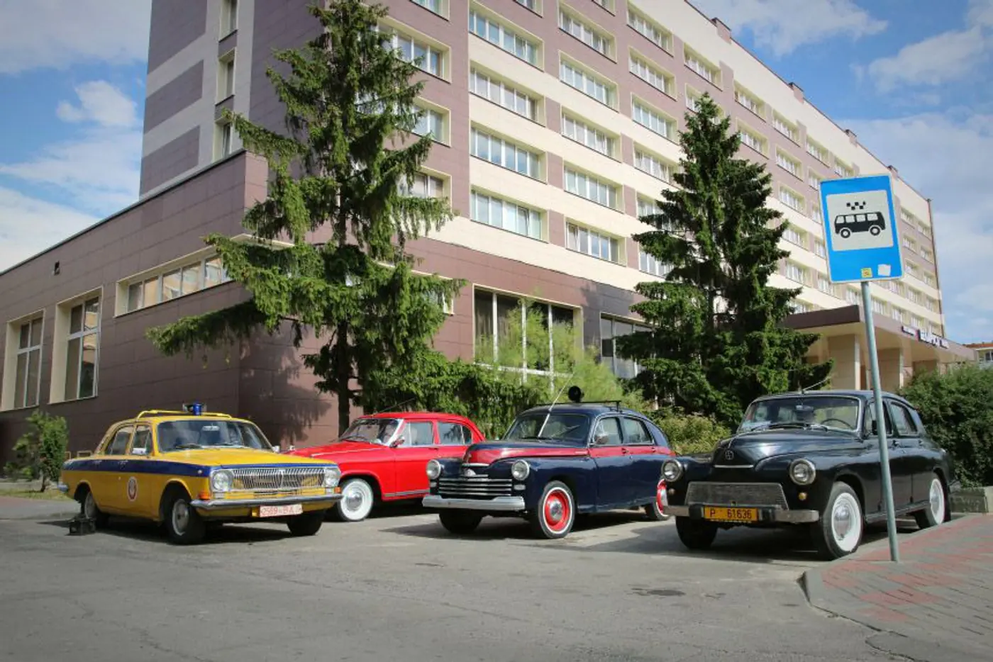 В центре Бреста на парковке стоят редкие раритетные автомобили. Разговор с владельцем "музея под открытым небом"