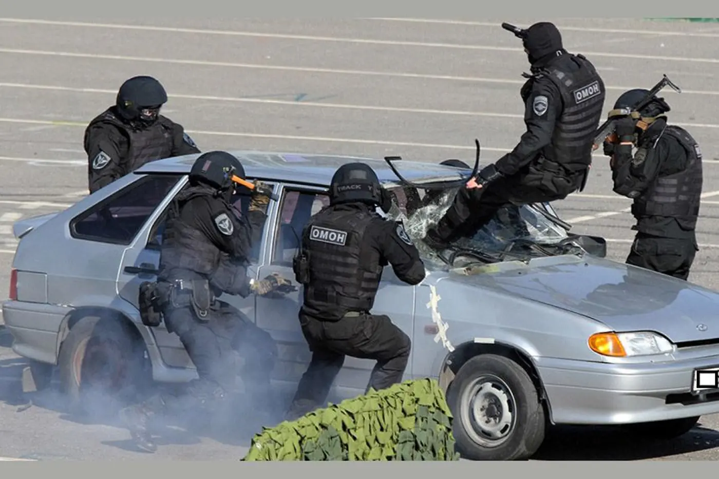 ОМОН задержал пассажиров, серьезно повредив автомобиль-такси. Кто ответит?