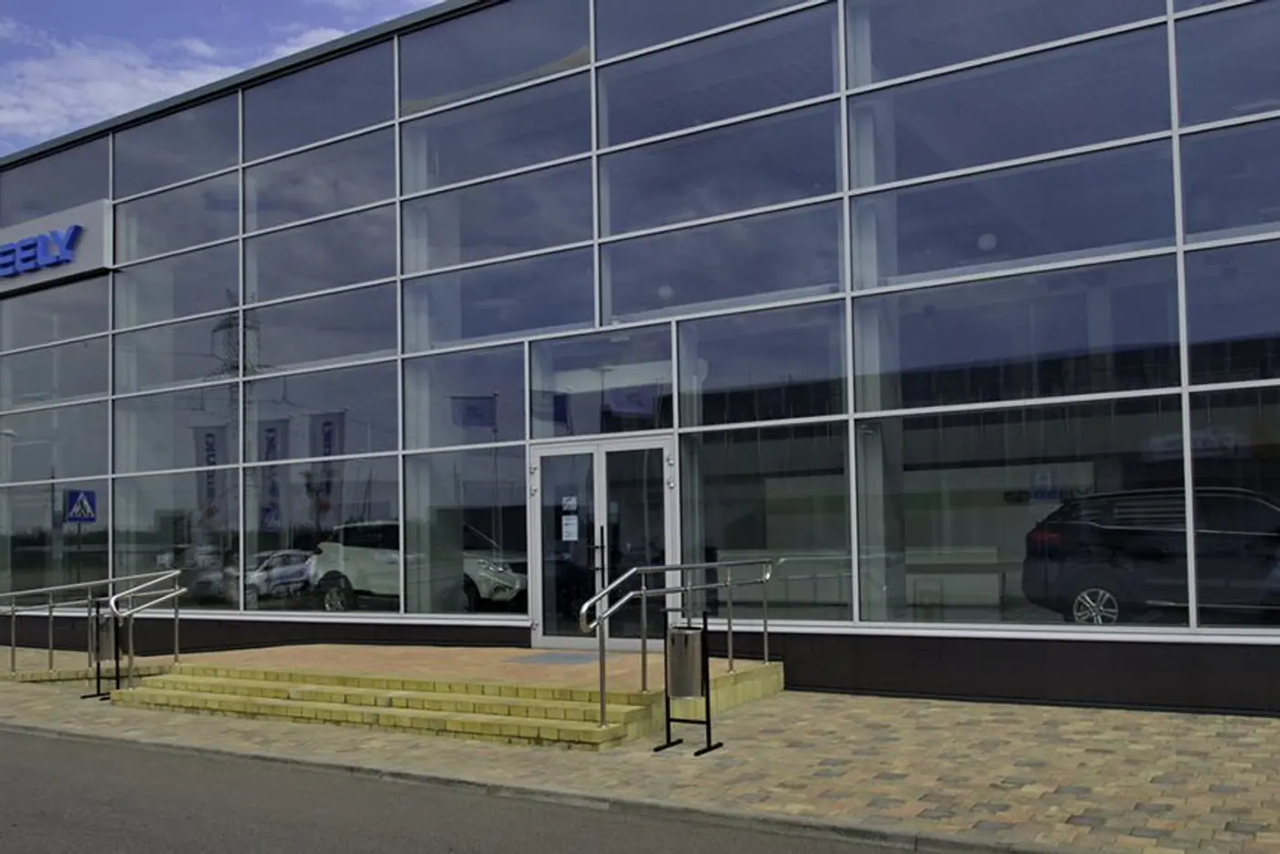 Geely много не бывает? В Минске появился третий дилер "БелДжи", но частник пока там ничего купить не может