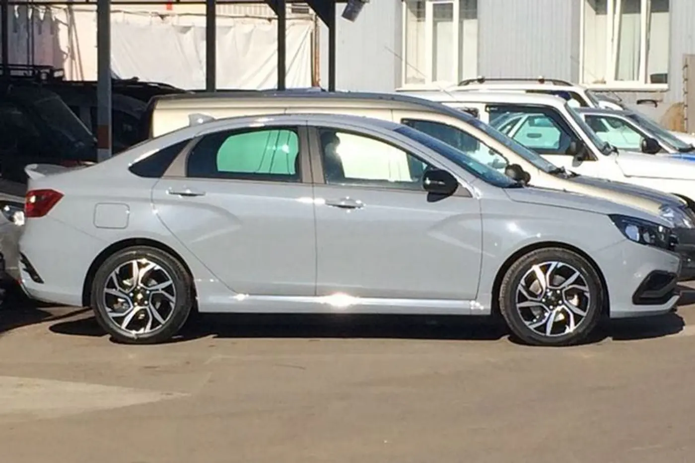 Новую Lada Vesta Sport впервые сфотографировали на площадке дилера