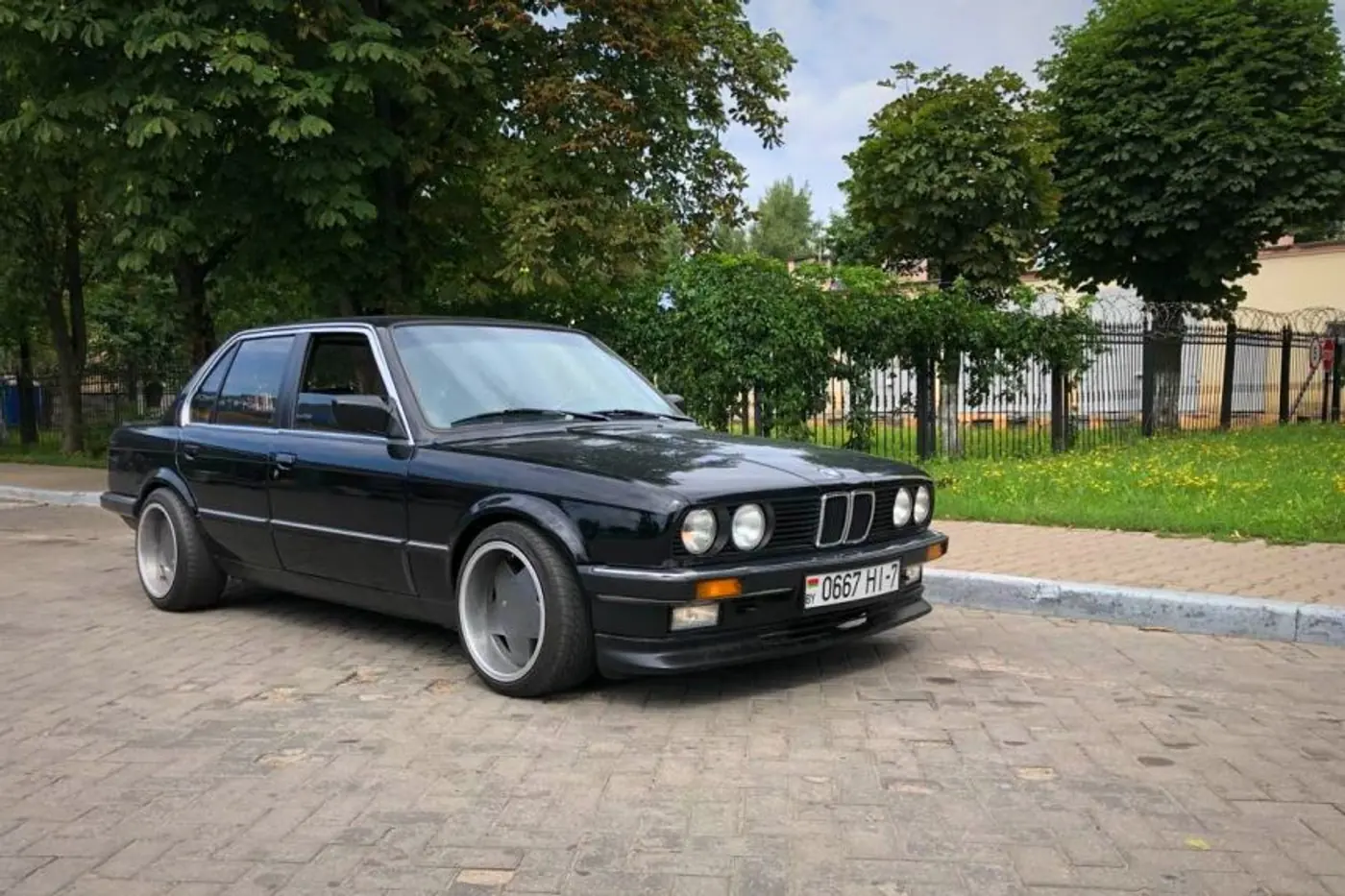 "Все новое до последнего болтика". В объявлениях продается 32-летний BMW E30 за 10 тысяч долларов