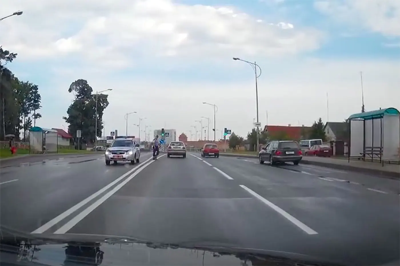 Мгновенная карма. В Лиде водитель Mercedes пошел на обгон по встречной полосе и попался ГАИ