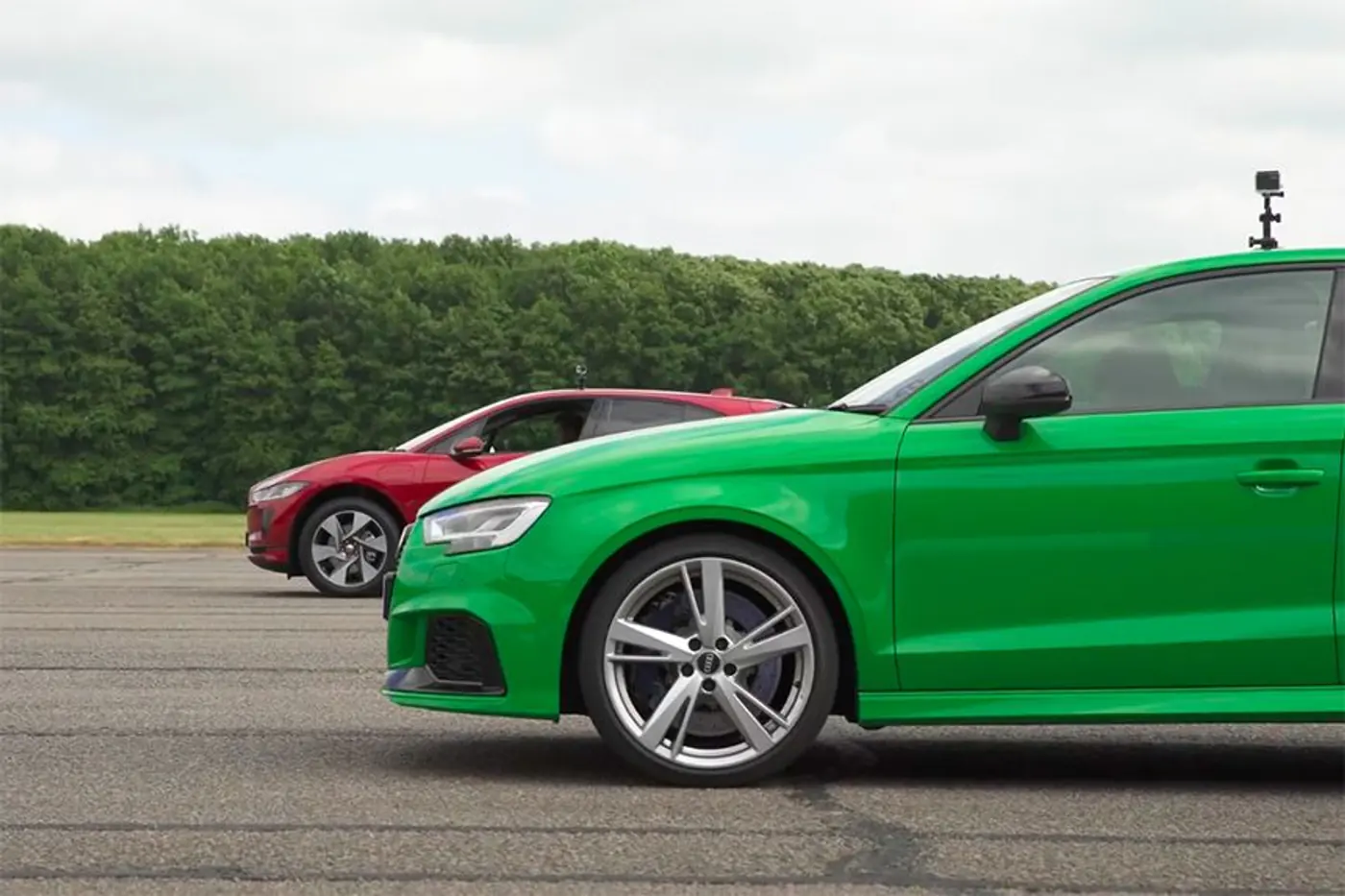 Электрический Jaguar I-Pace и Audi RS3 посоревновались в разгоне. Результат немного удивил