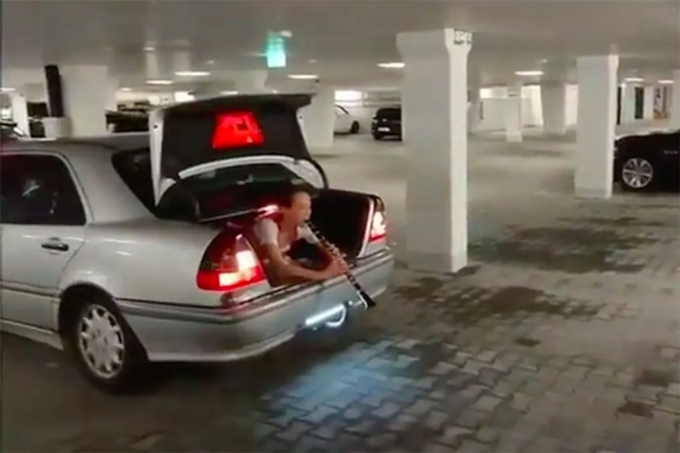 Когда не хватило денег. Водитель Mercedes использовал девушку в качестве парктроника