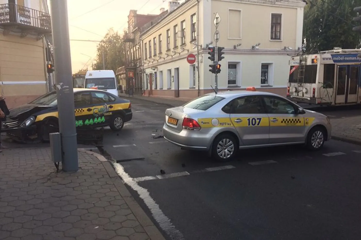 В Гродно столкнулись два автомобиля-такси. Оба водителя утверждают, что ехали на зеленый