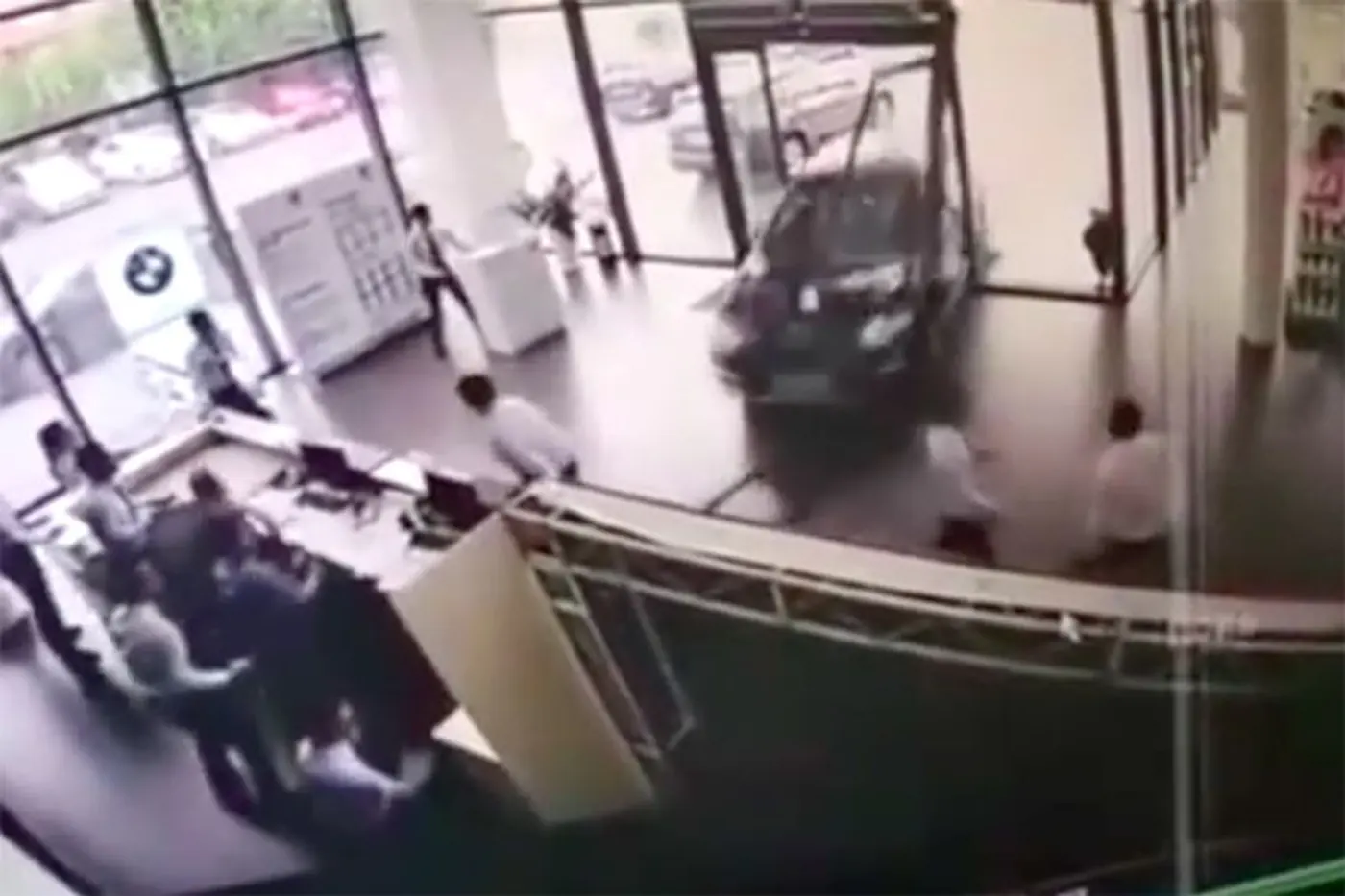Видеофакт. В Китае девушка во время тест-драйва BMW X1 врезалась в шоу-рум дилерского центра