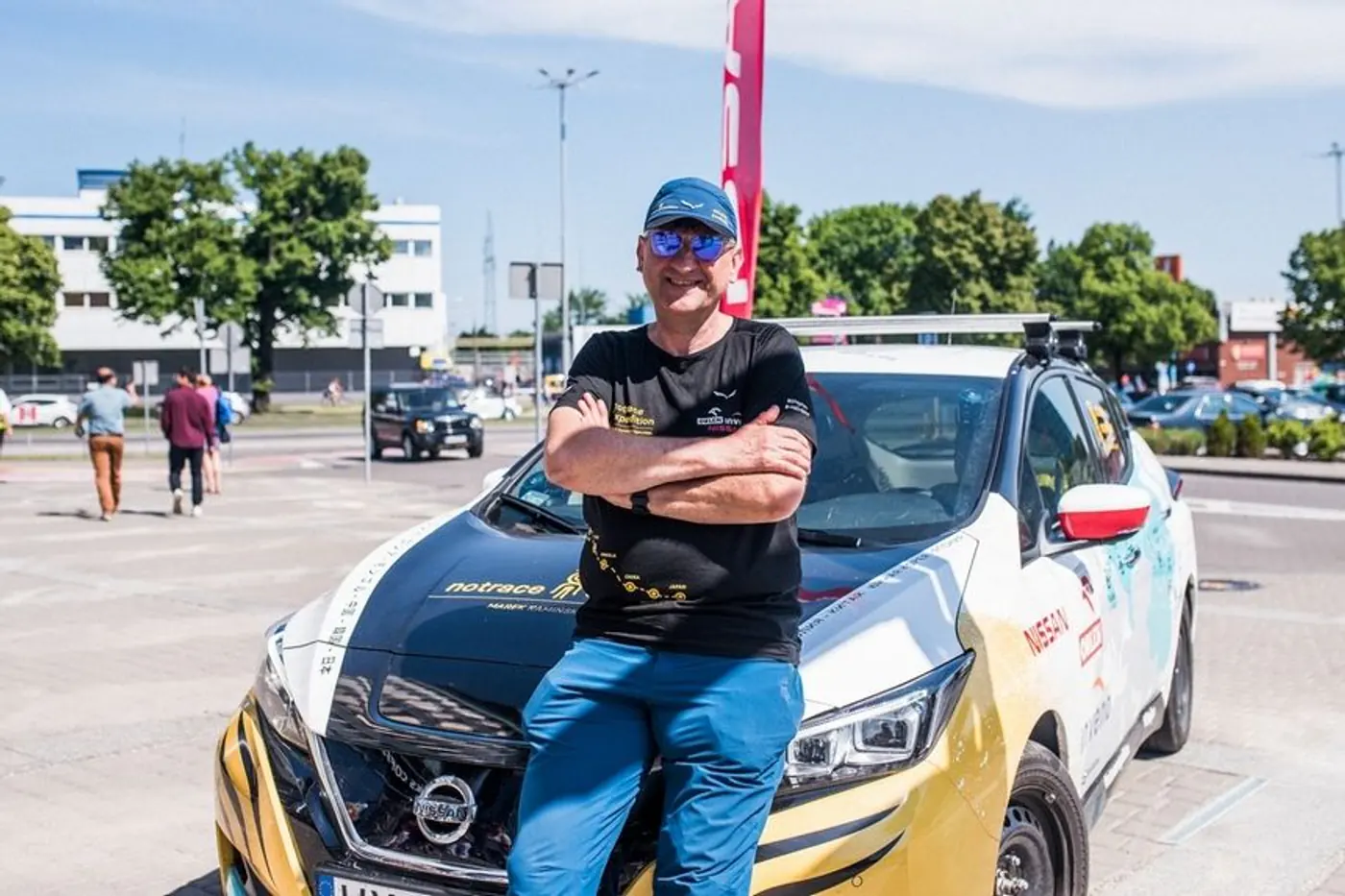 Польский полярник завершил трансконтинентальный пробег на электромобиле Nissan Leaf