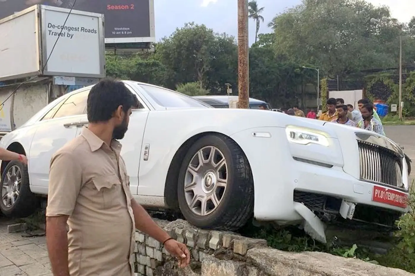 Фотофакт. Новый Rolls-Royce Ghost разбили сразу после покупки