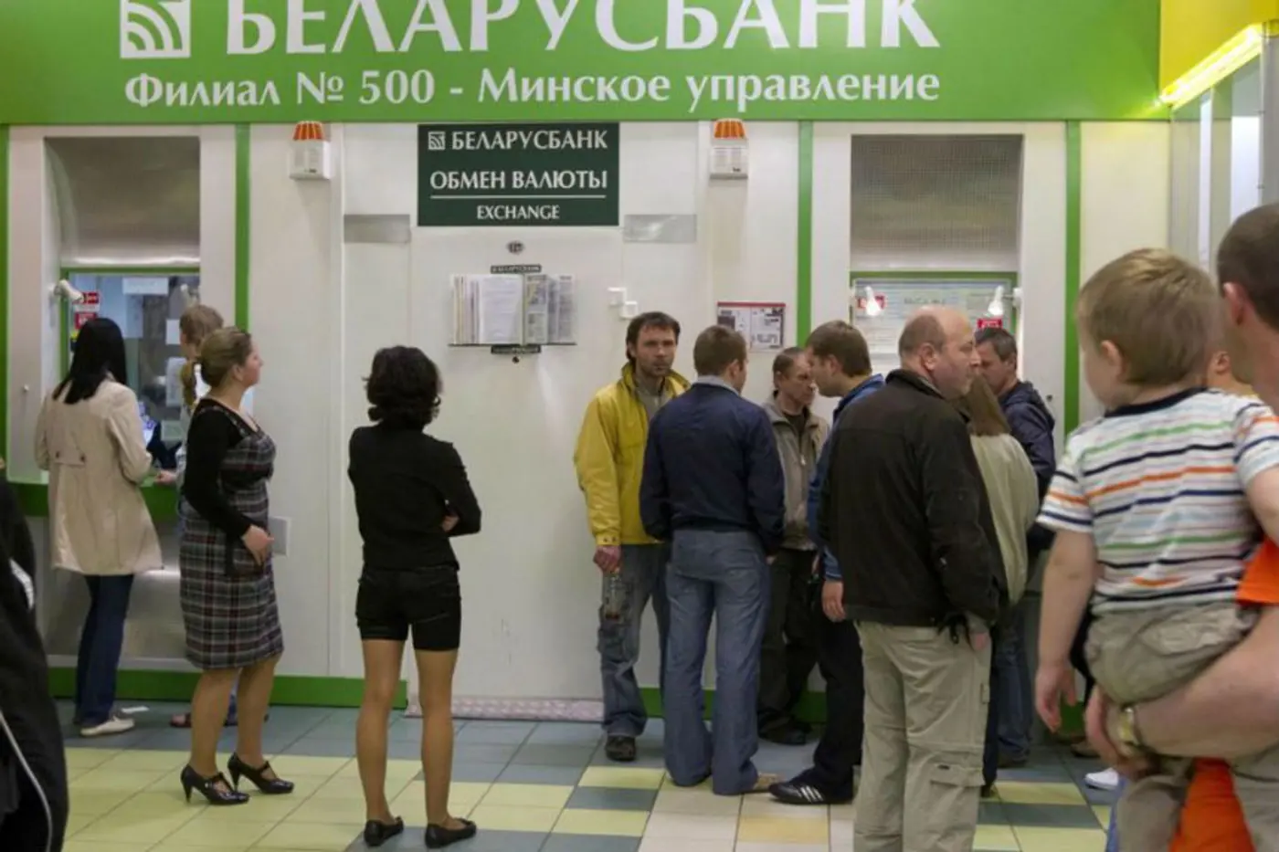 Все напасти с такими зарплатами - трын-трава! Что мы думаем о колебании рубля