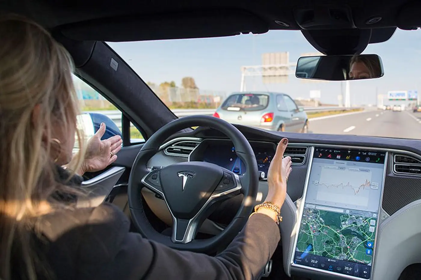 Видеофакт. Tesla  в режиме автопилота проехала светофор на красный