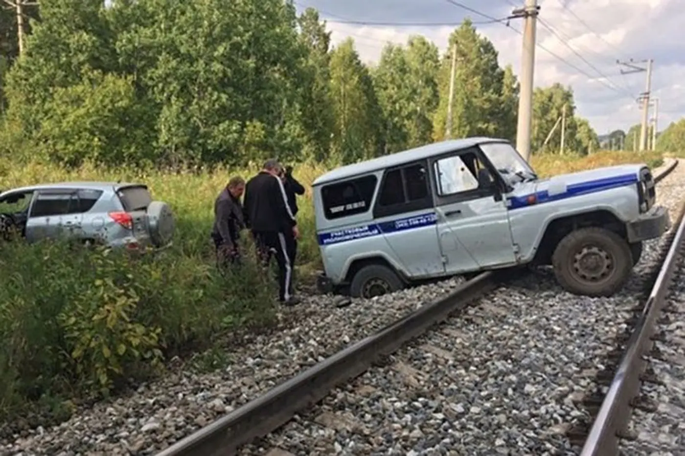 В России полицейский УАЗ во время погони застрял на ж/д путях