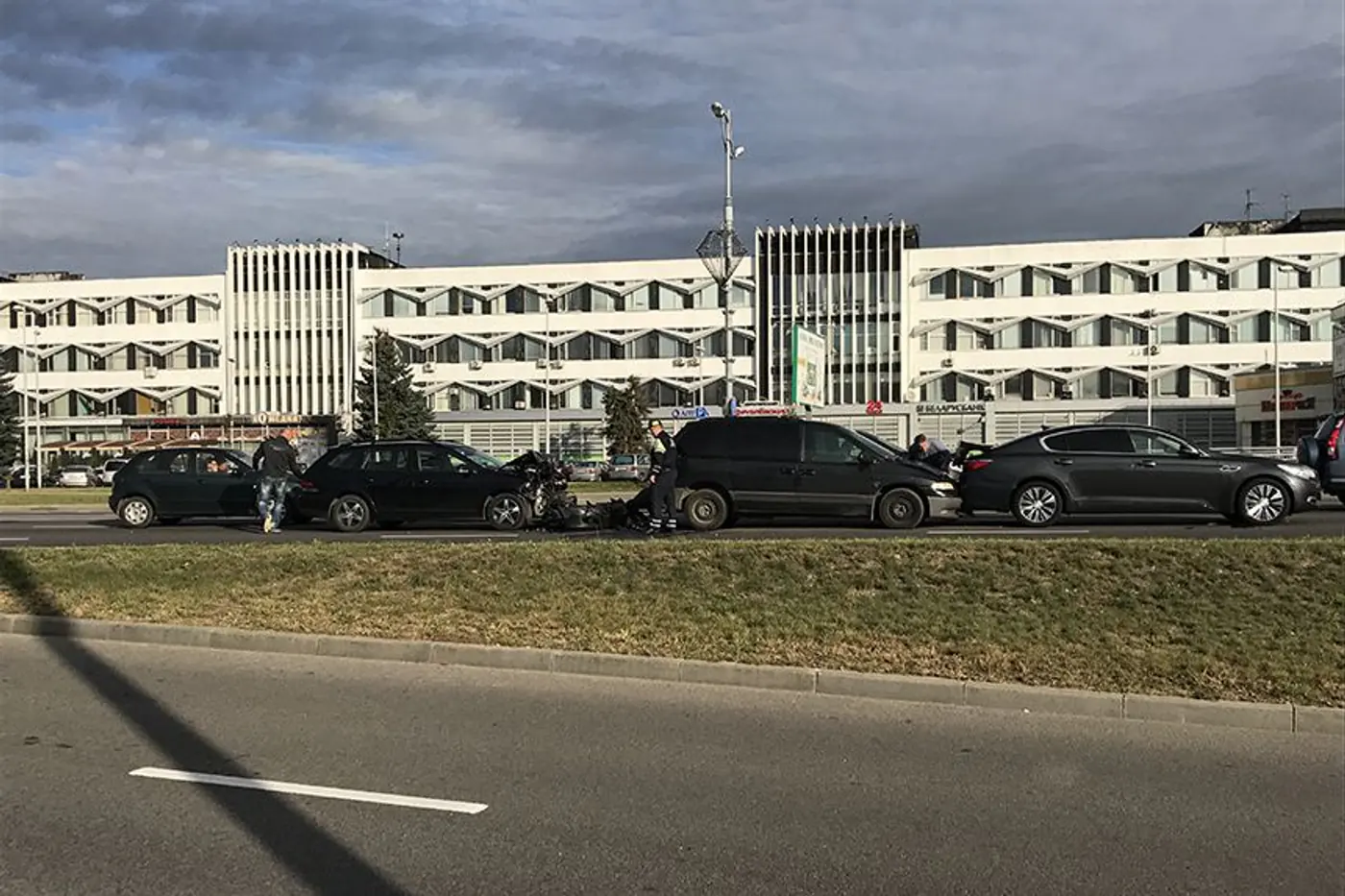 Утренний "паровоз". В Минске, на проспекте Независимости, столкнулись три автомобиля