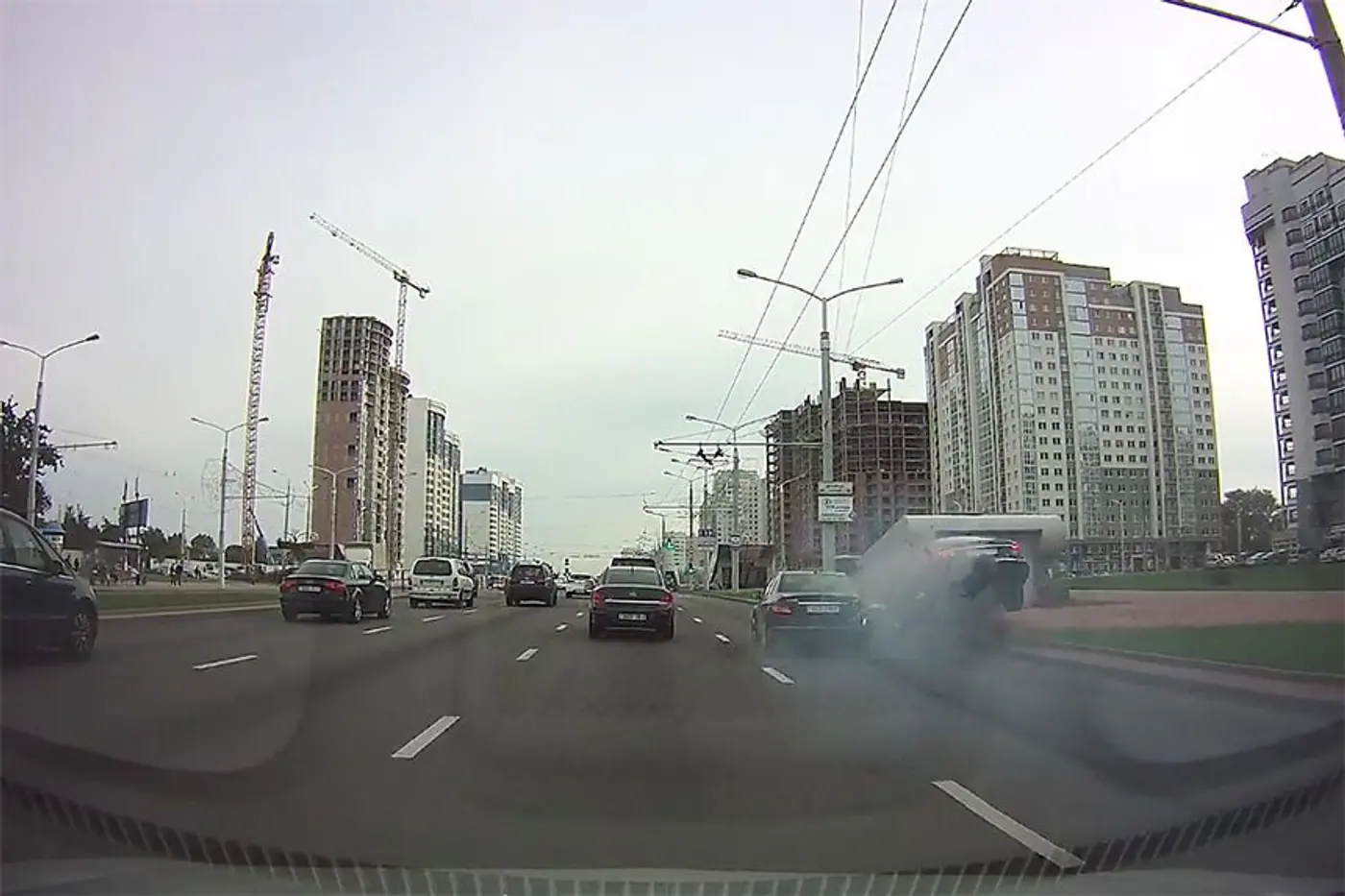 В Сети появилось видео ДТП, которое произошло на проспекте Дзержинского