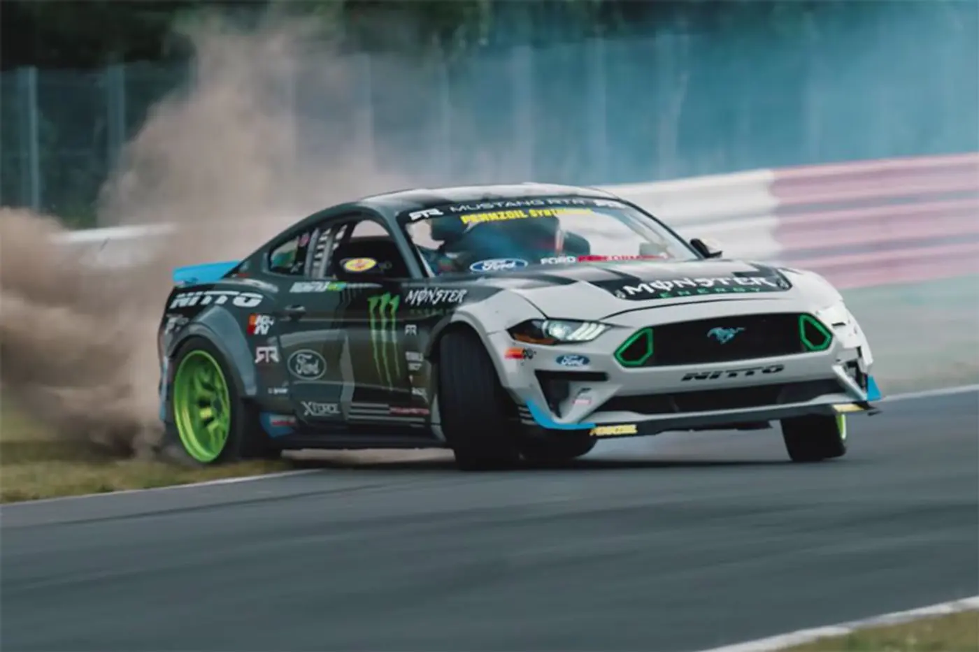 Видеофакт. Чемпион мира по дрифту за рулем Ford Mustang проехал 20 километров в заносе