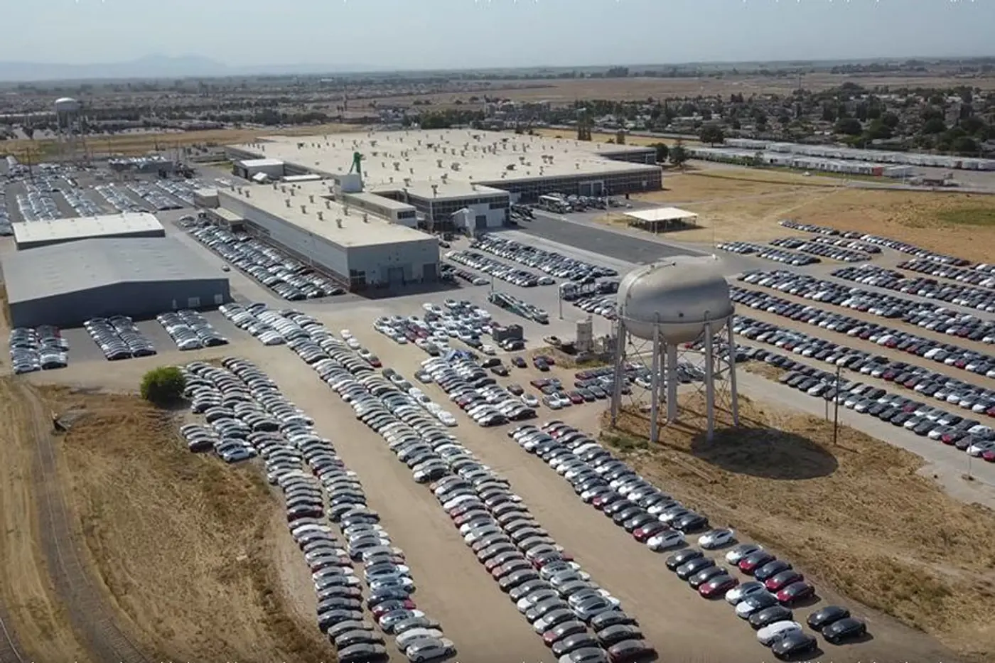 Tesla завышает данные о реализации своих машин? В США находят парковки, заполненные новыми моделями