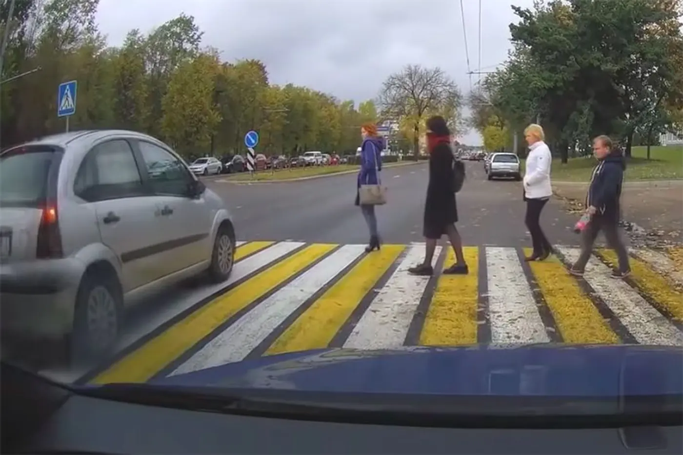 В Гродно на подъезде к пешеходному переходу у Citroёn отказали тормоза. Люди вовремя заметили авто