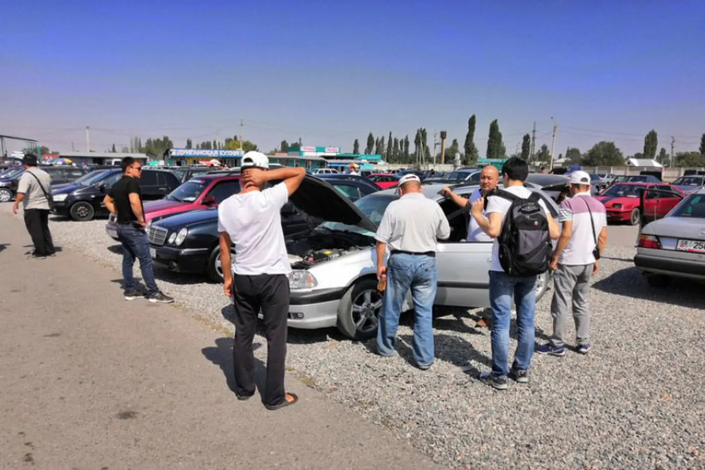 Для авантюристов "рвануть в Кыргызстан за авто". Репортаж с авторынка Бишкека, где недавно снизили растаможку (+ ответ нашей таможни)