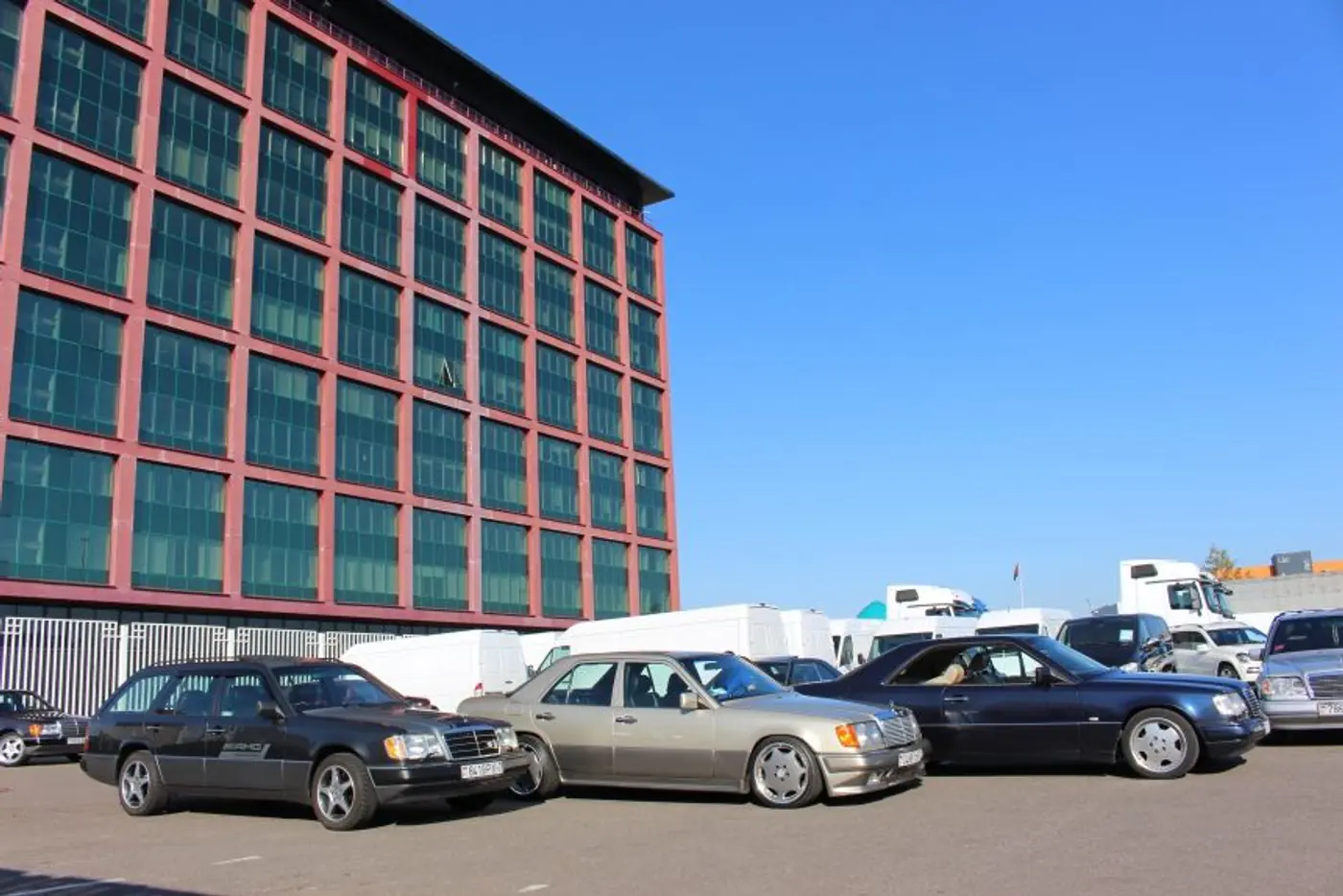 Сделанный на века. В Минске прошел слет владельцев легендарного Mercedes-Benz W124, куда мы приехали на W201