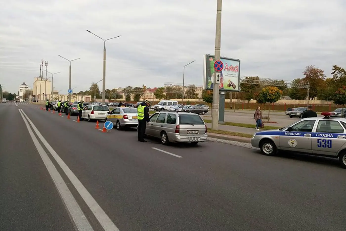 Нетрезвый водитель, заметив ГАИ, припарковал автомобиль и ушел. Затем снова сел за руль и попался