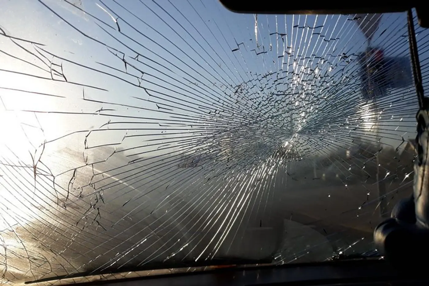 В Гродно мужчина бегал по чужим авто и разбивал лобовые стекла. Пострадало 6 машин, хулигана ищут