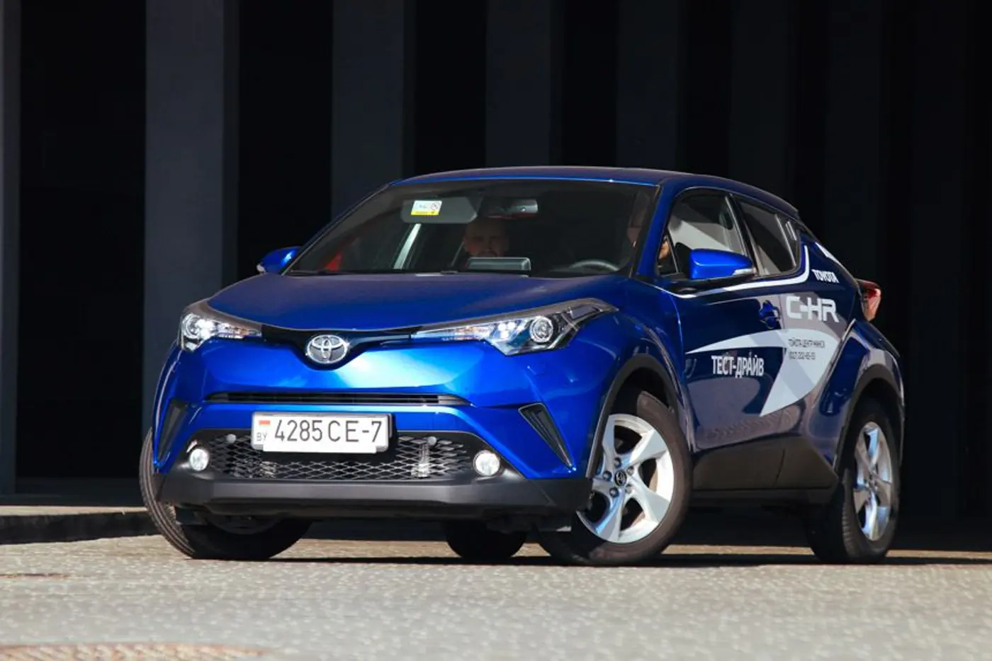 Слишком революционный дизайн? Тестируем новый кроссовер Toyota, который в Европе продается на ура