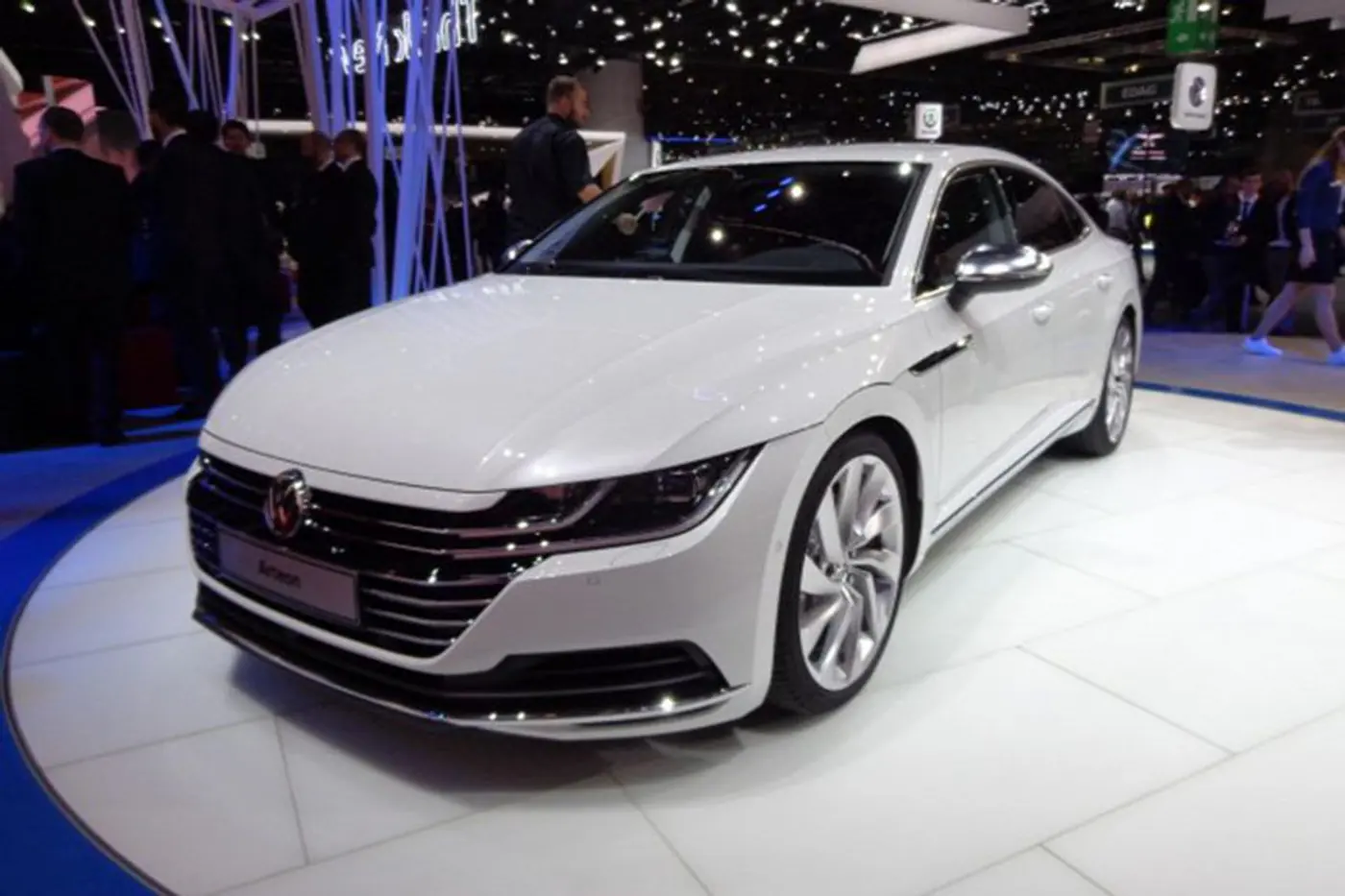 В Россию привезут флагманский лифтбек Volkswagen