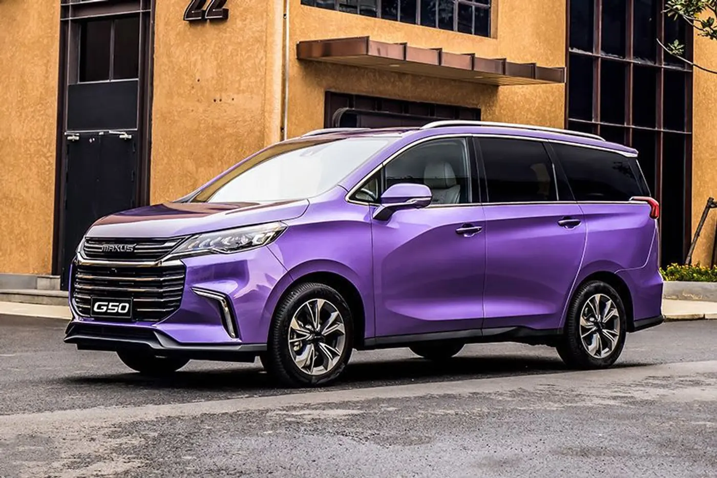 Maxus G50. В Китае представлен недорогой 8-местный минивэн с турбомотором
