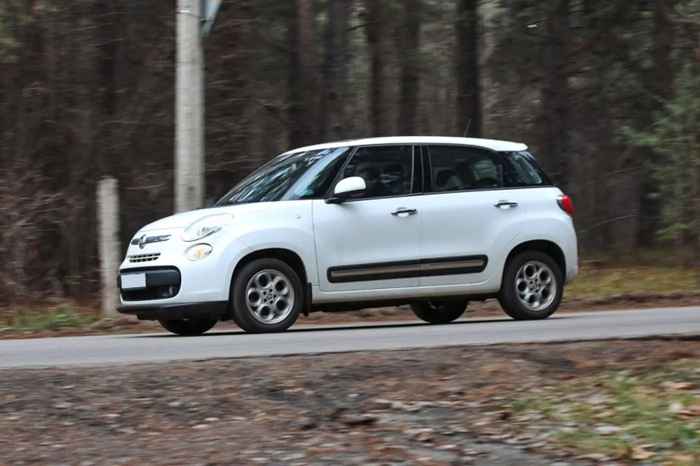 3,3 рубля на 100 километров. Тест-драйв сверхэкономичного FIAT 500L CNG: два цилиндра, турбина и метан