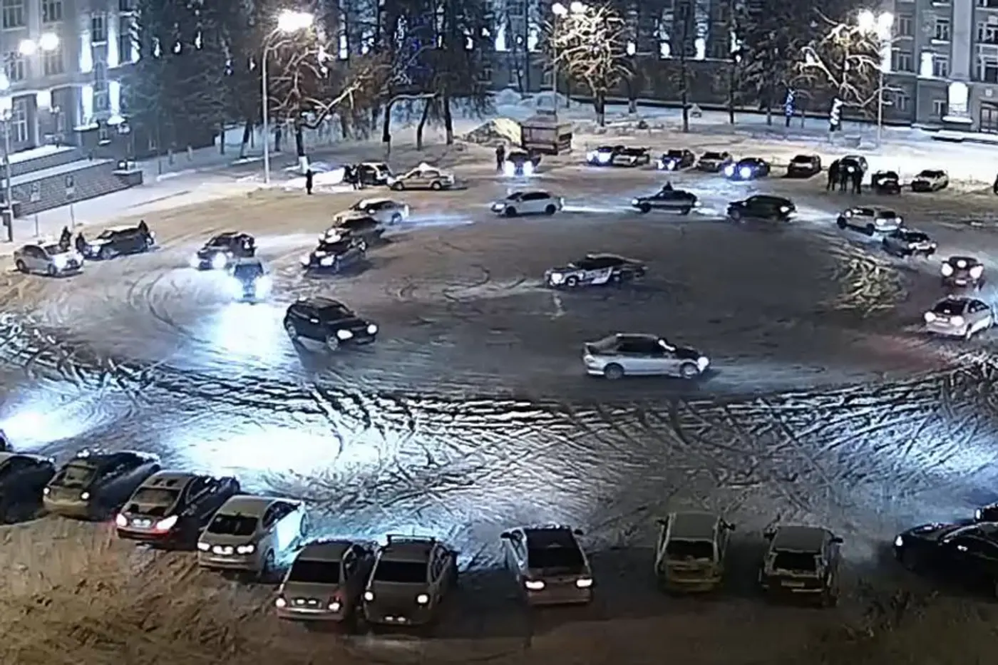 Дрифтеры устроили заезды в Уфе на глазах у сотрудников ГИБДД. Те вызвали снегоуборочную технику, которая засыпала лед солью