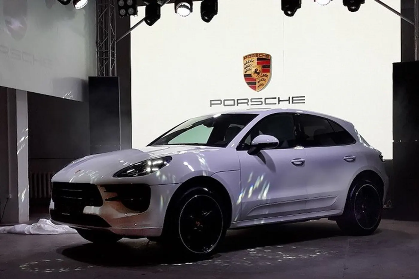 С "пробочным" ассистентом, но без "противотуманок": в Минске показали новый Porsche Macan