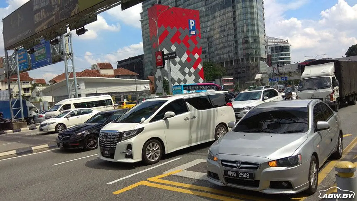 "Perodua" - местные произносят название этой марки довольно быстро, сглатывая "о". Наши начинают улыбаться. Путешествие в малайзийский Куала-Лумпур