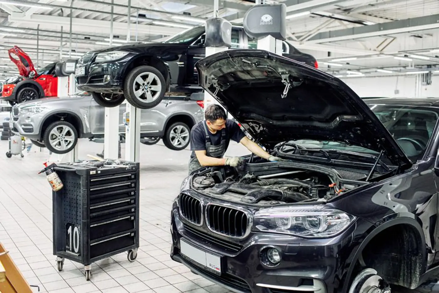 Почему "сверчат иксы" и куда везут "капризные" Rolls-Royce? Что происходит в сервисной зоне BMW в Минске
