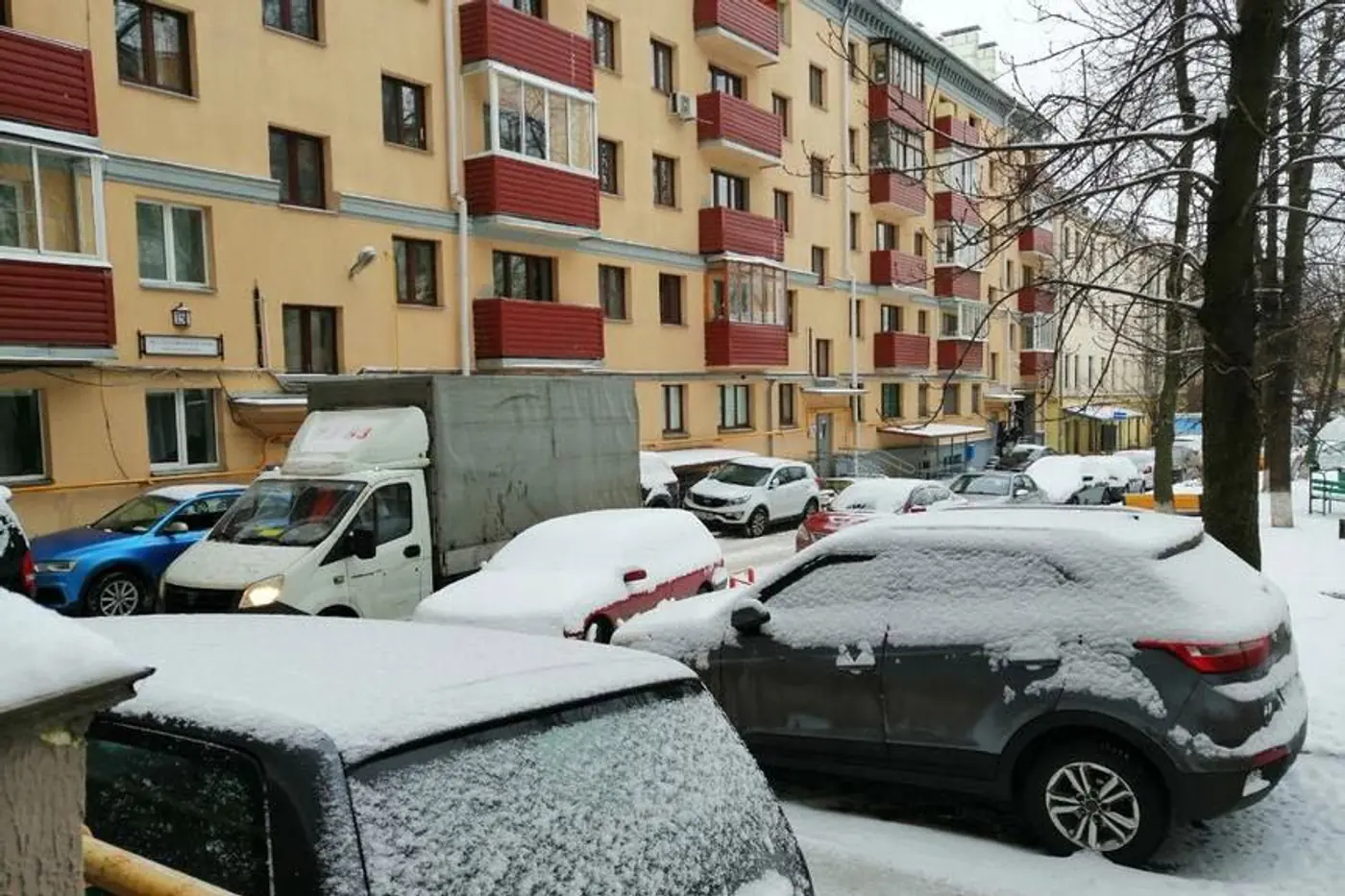 Во двор прокуратуры никто не рискует заезжать, а жильцы простого дома страдают. Как в центре Минска развернулась "война" за парковочные места