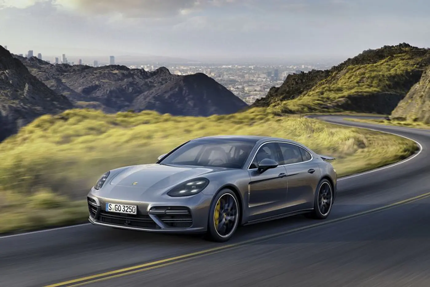 В России отзывают Porsche Panamera из-за проблем с усилителем руля