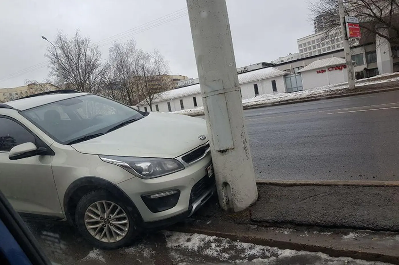 Мастер парковки. Водитель KIA в Минске припарковал свой автомобиль в столб