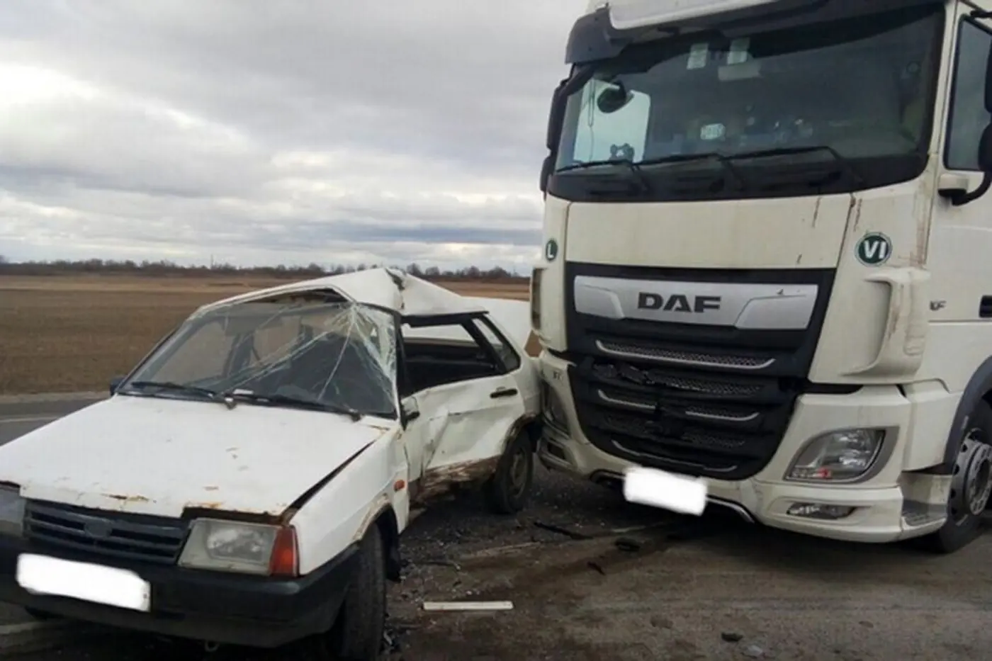 Трое пострадавших в ДТП в Житковичском районе. Водитель ВАЗ при развороте не уступил дорогу грузовику (добавлено видео)