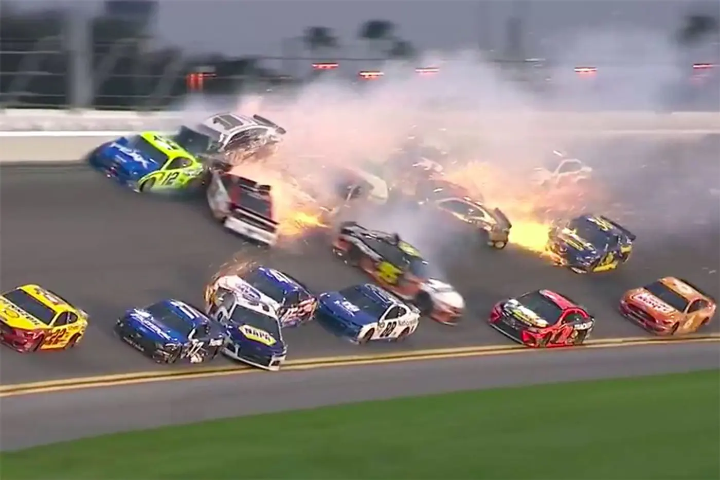 Видеофакт. На гонках NASCAR во Флориде произошла массовая авария с участием 21 автомобиля