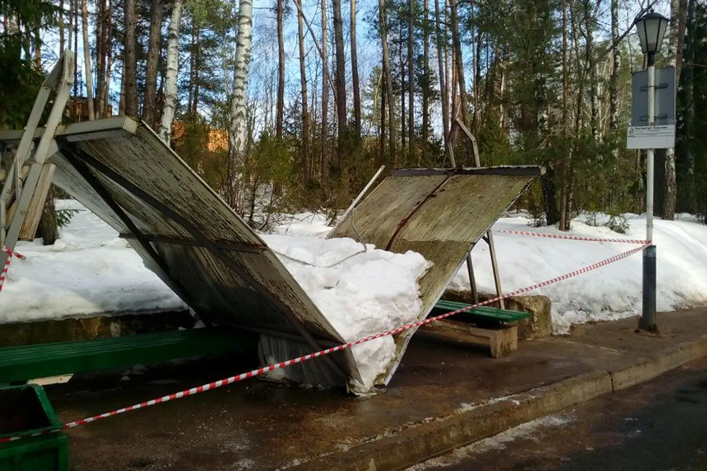 В минском микрорайоне Сосны под тяжестью снега рухнула автобусная остановка