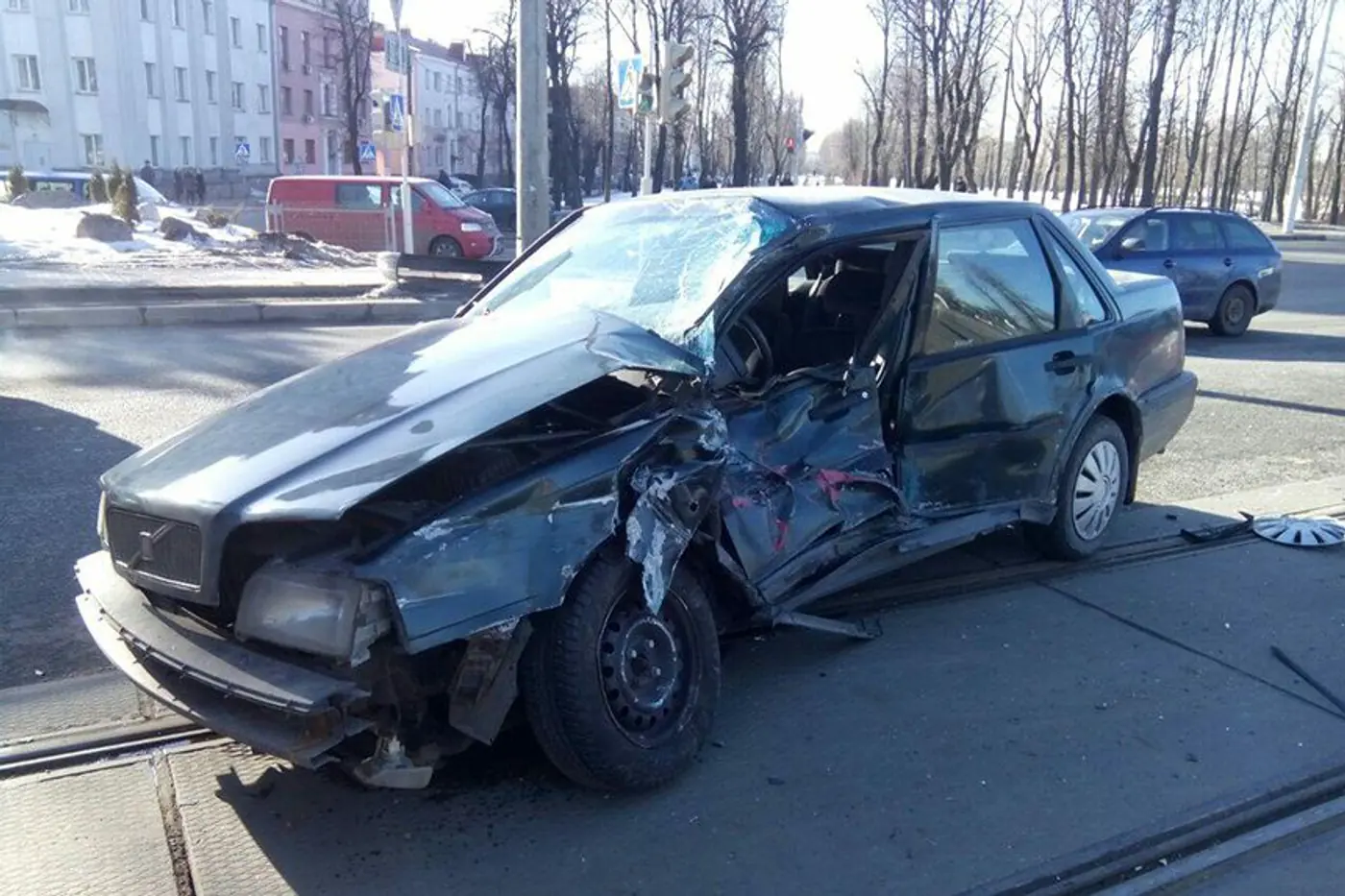 Не уступил дорогу при повороте налево. В Минске Volvo попал под трамвай