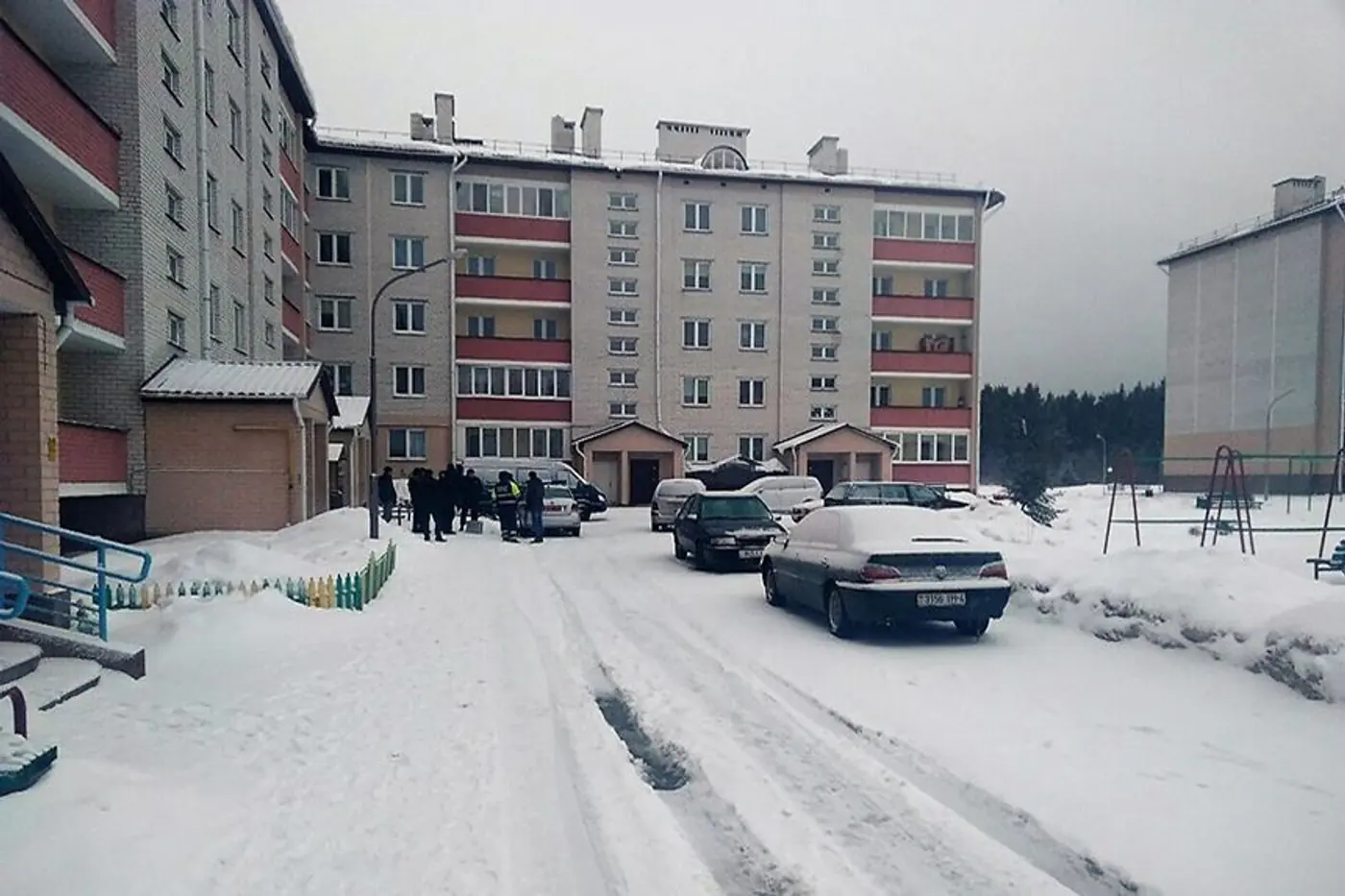 В Новогрудке восьмилетняя девочка поскользнулась и упала под колеса автомобиля
