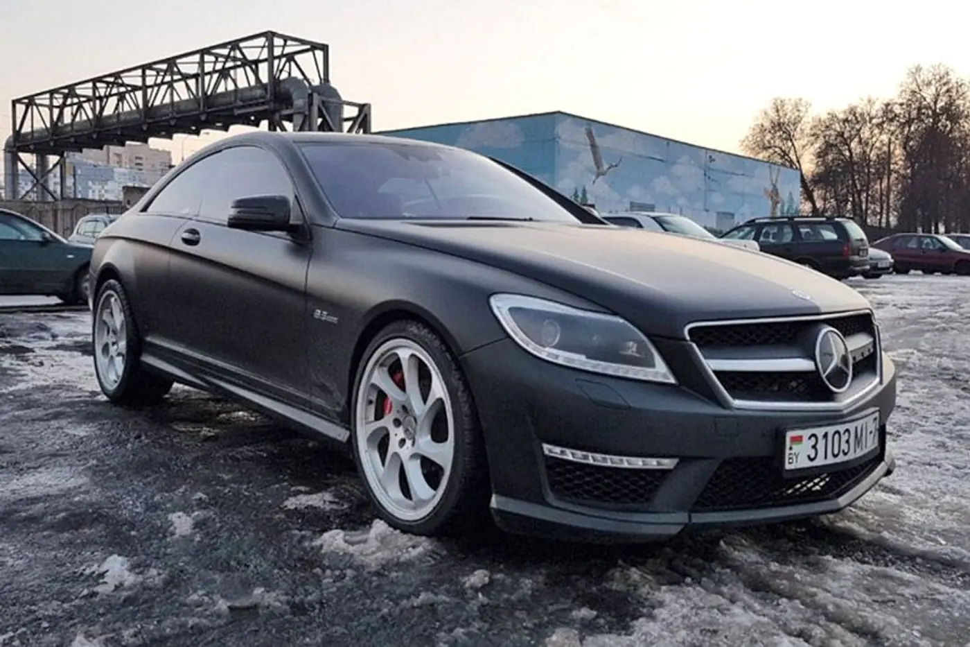 Эксклюзивный Mercedes CL500 против белорусских дорог. Удастся ли владельцу получить немалое возмещение по страховке за попадание в яму?